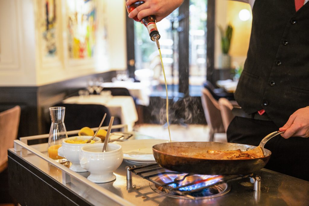 Chef Préparant des crêpes Suzette